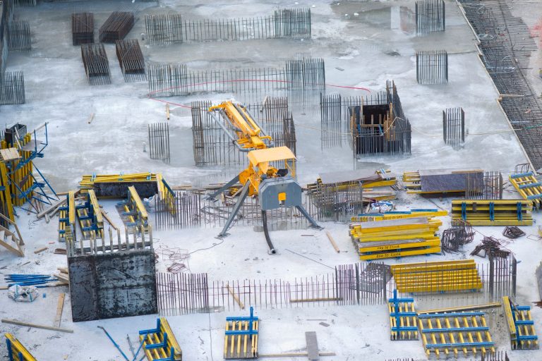 Förberedelse av grundplatta med bärlager och dränering innan betonggjutning.