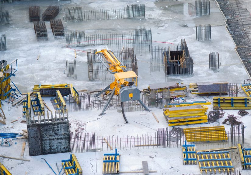 Förberedelse av grundplatta med bärlager och dränering innan betonggjutning.