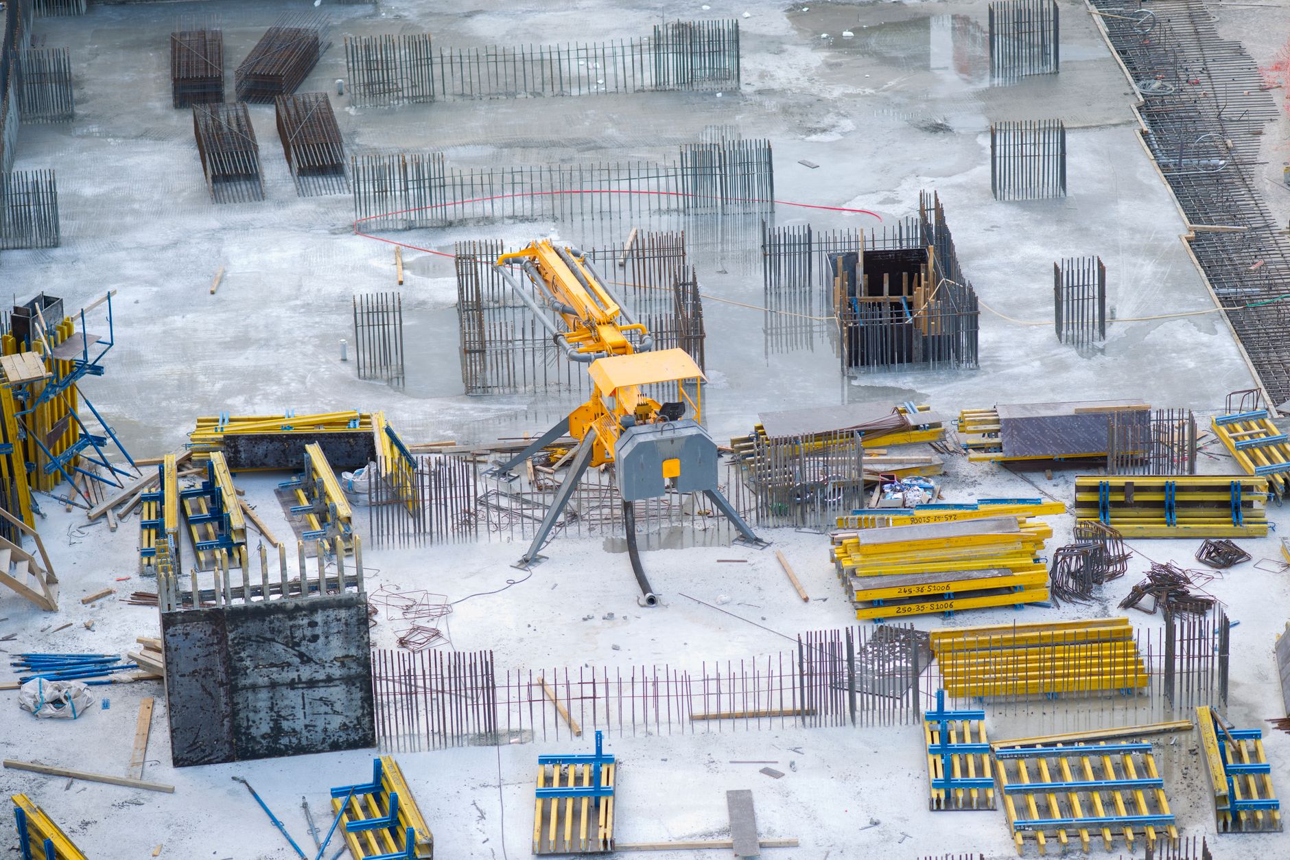 Förberedelse av grundplatta med bärlager och dränering innan betonggjutning.
