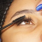 En lash lift ger fransarna en böj uppåt som håller i flera veckor.