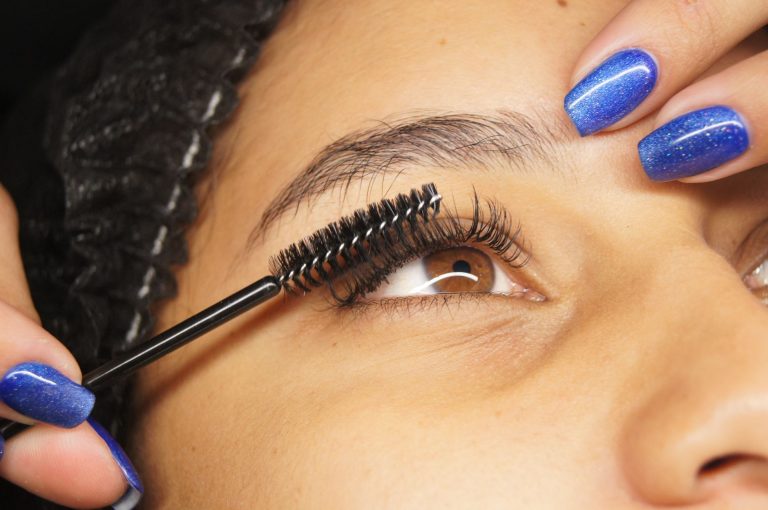En lash lift ger fransarna en böj uppåt som håller i flera veckor.