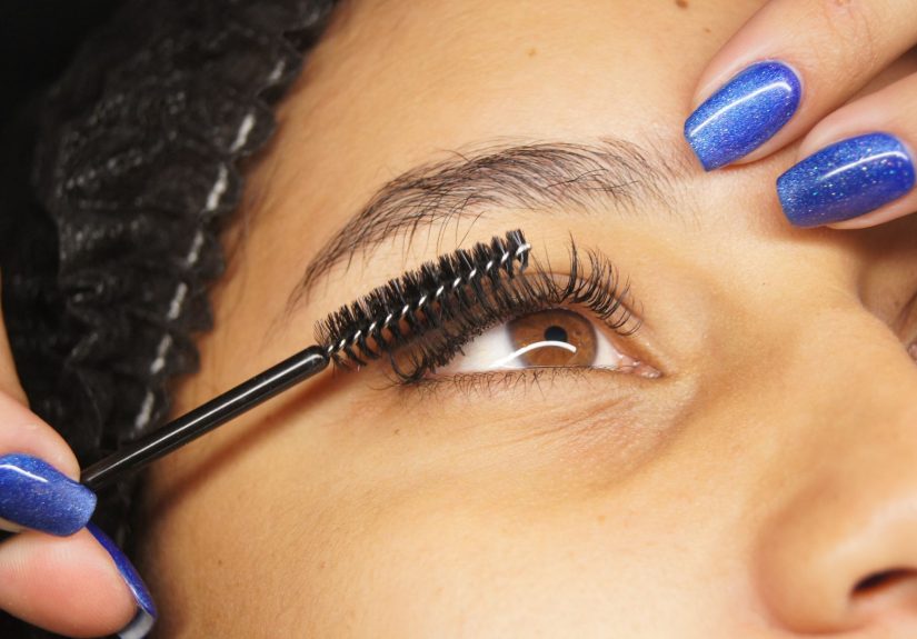 En lash lift ger fransarna en böj uppåt som håller i flera veckor.